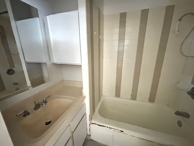 Building Photo - 8th Floor Golf Course View 2 Bed 2 Bath 1 ...