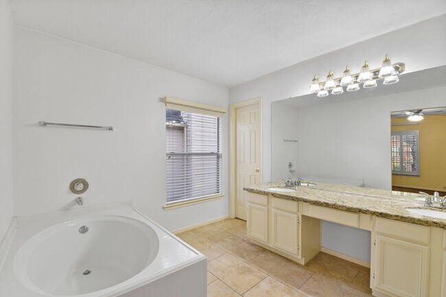 Building Photo - Freshly Painted Beauty with Spacious Outdo...