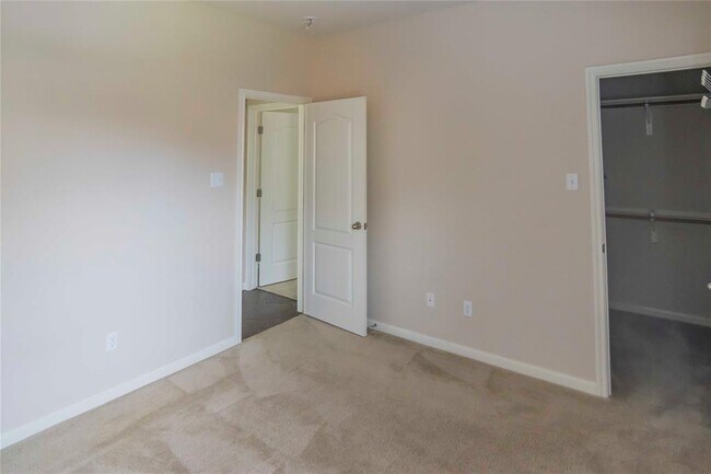 Building Photo - 2542 Ravenwood Dr