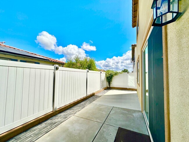 Building Photo - Lovely, Light & Bright, Two-Story, Detached Home in the Desirable Wildgrove Community of Vista!