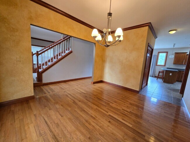 Building Photo - 4 Bedroom Home in Bloomington's East Side
