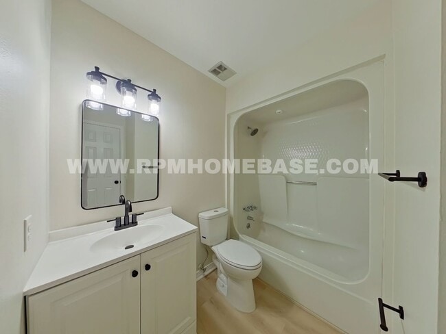 Building Photo - Move-In Special! Fully Renovated 5-Bedroom...