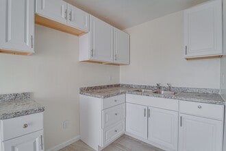 Building Photo - 2 bed 1 bath in Oildale!