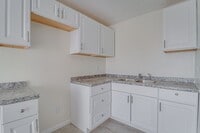 Building Photo - 2 bed 1 bath in Oildale!