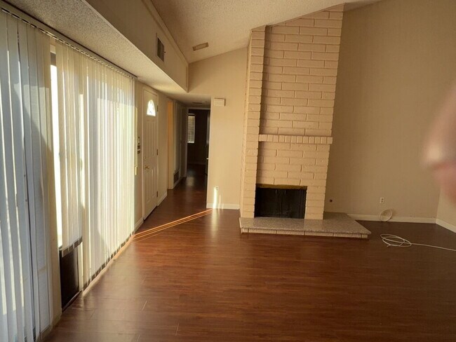 Building Photo - 797 Daffodil Dr