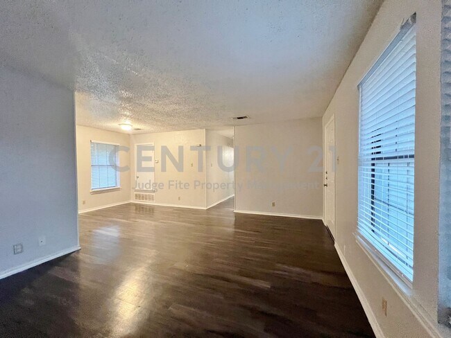 Building Photo - 1108 N Elm St