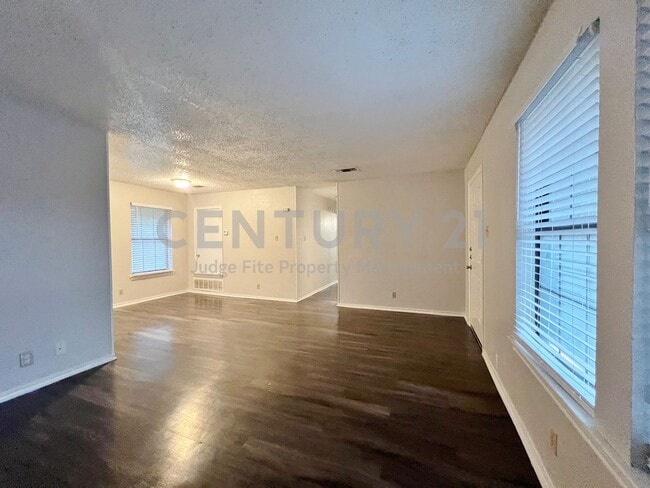 Building Photo - Spacious 2/1.5 in Denton Ready For Move-In!