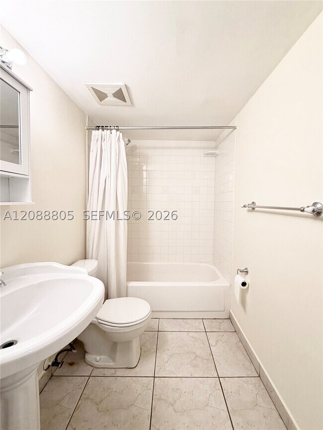 Building Photo - 1655 NE 115th St