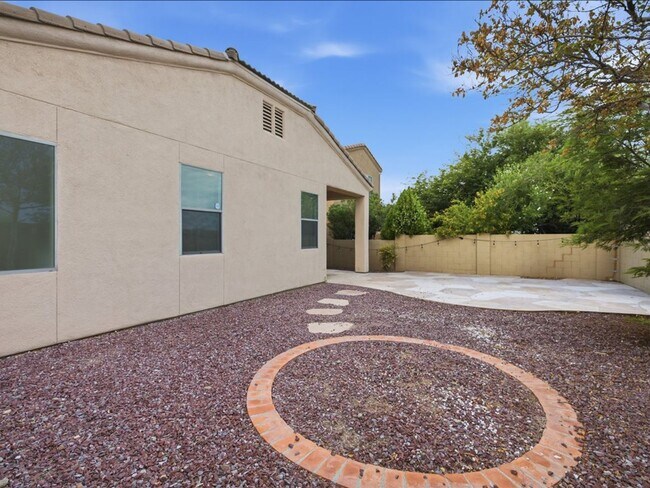 Building Photo - 601 E Pima Meadows Dr