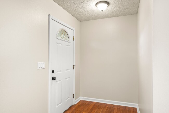 Building Photo - AVAILABLE NOW - CITRUS HEIGHTS 3 BEDROOM 2...