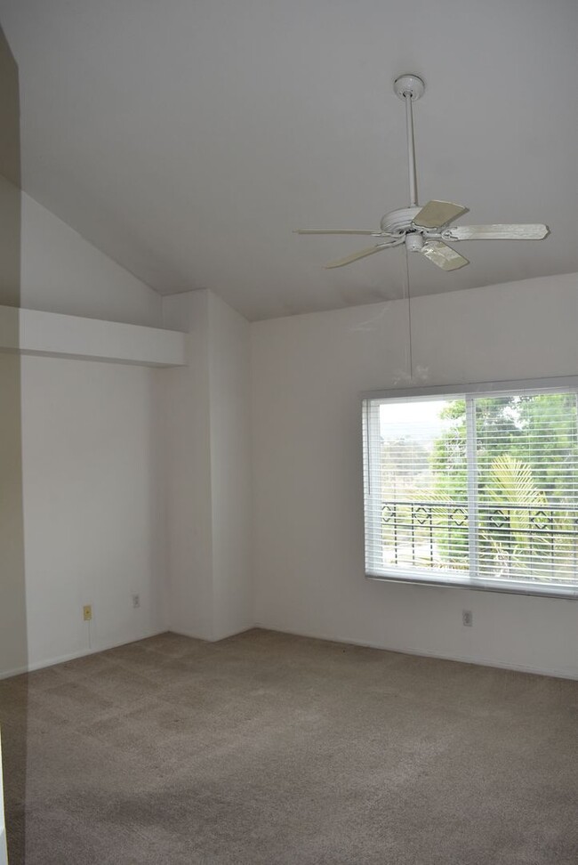 Building Photo - 2 Bed/ 2.5 Bath- Dual Master Townhome in U...