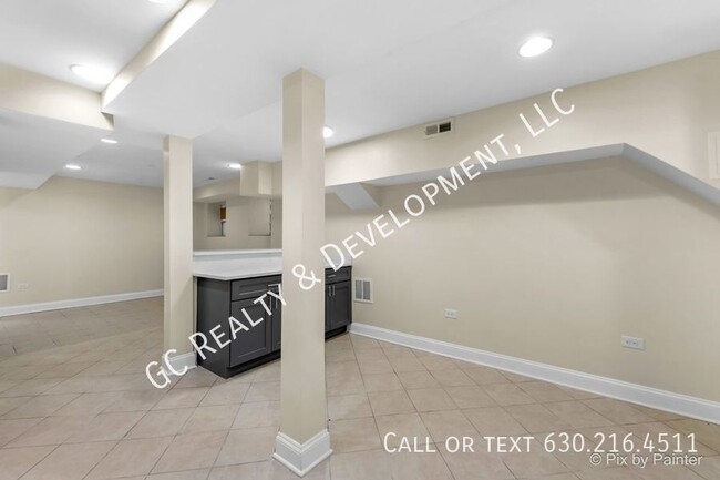 Building Photo - ***GARDEN UNIT / LAUNDRY HOOKUPS IN UNIT /...