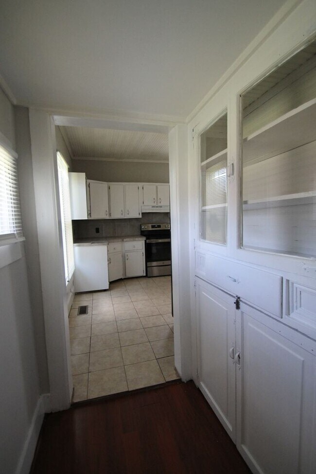 Building Photo - Exclusively Offered By Muse Realty Rentals...