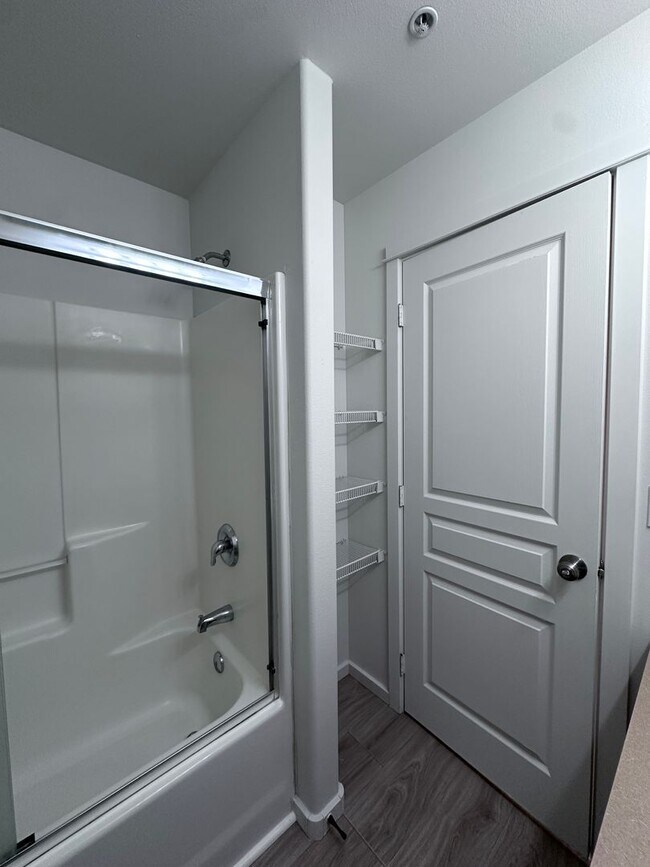 Building Photo - Newly Updated 3 Bedroom Available NOW