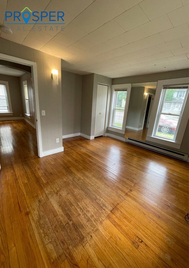 Building Photo - 4 Bedroom House right on Water Street - Av...