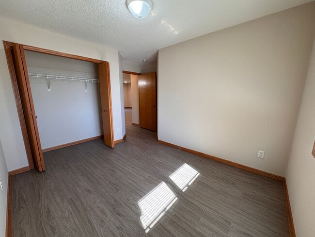 Building Photo - Fully Updated 2 Bed, 1 Bath End-Unit Townhome