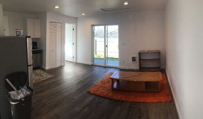 Building Photo - Perfect 1 Bedroom 1 Bath Cottage House!!!