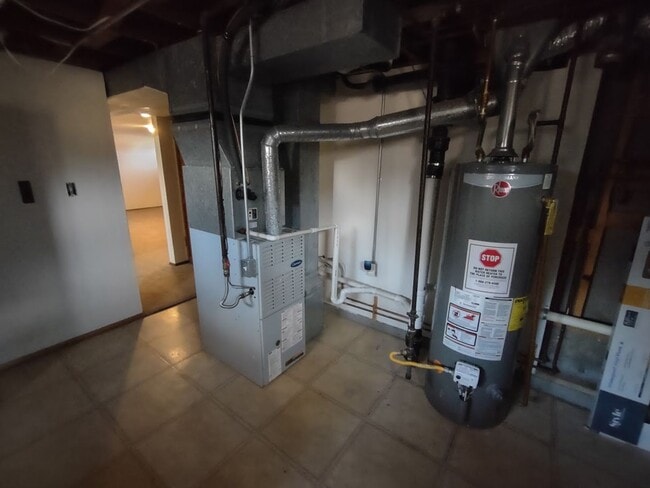 Building Photo - ALL PROSPECTIVE TENANTS MUST SUBMIT A $58 ...
