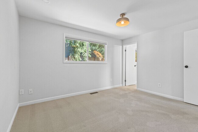 Building Photo - 3 bedroom 3 bath Finn Hill Kirkland