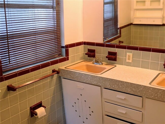 Building Photo - 1310 W Woodlawn Ave