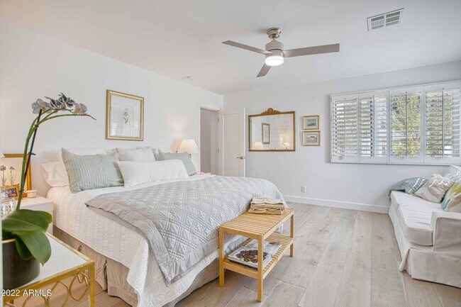 Building Photo - 3230 E Colter St