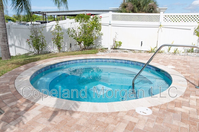 Building Photo - 1000 Cove Cay Dr