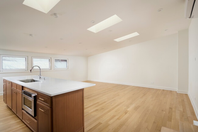 Building Photo - 1320 N La Salle Dr