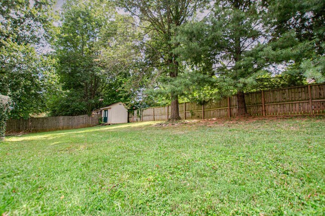 Building Photo - Pet Friendly Three Bedroom!