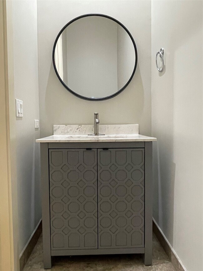 Building Photo - 5005 Hidalgo St