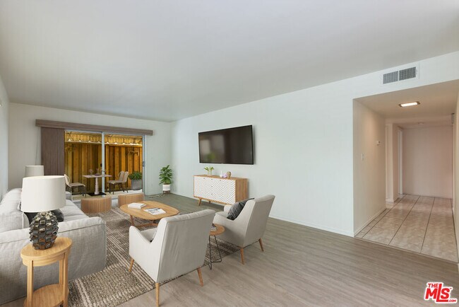 Building Photo - 6732 Hillpark Dr