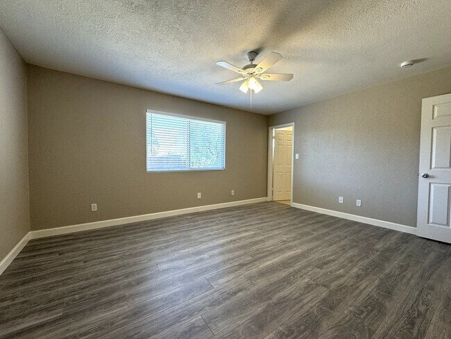 Building Photo - CORNER LOT 3 BEDROOM PLUS DEN WITH FIREPLACE AND LARGE YARD