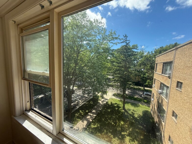 Building Photo - 2950 W Arthur Ave