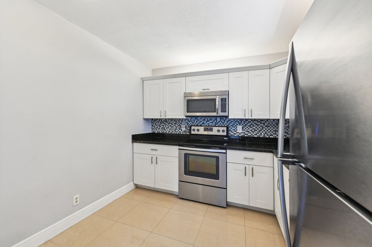 Building Photo - 2613 Carambola Cir N