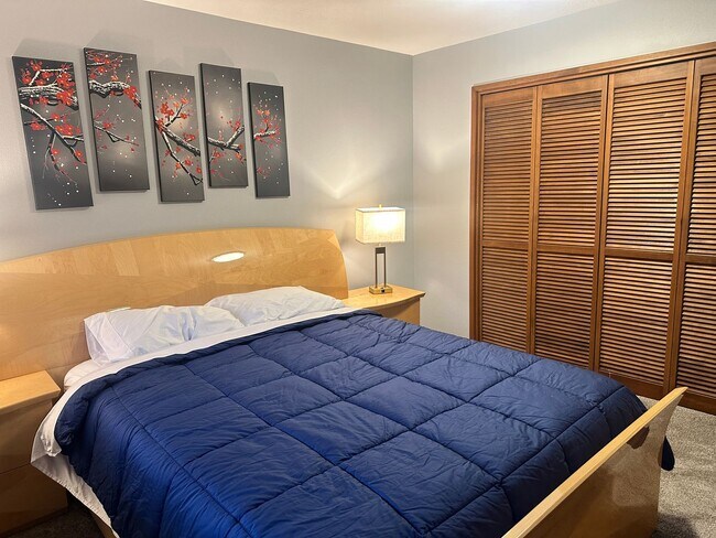 Building Photo - Super Comfortable Furnished Short term rental