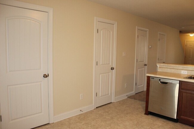 Building Photo - Gorgeous Townhome!