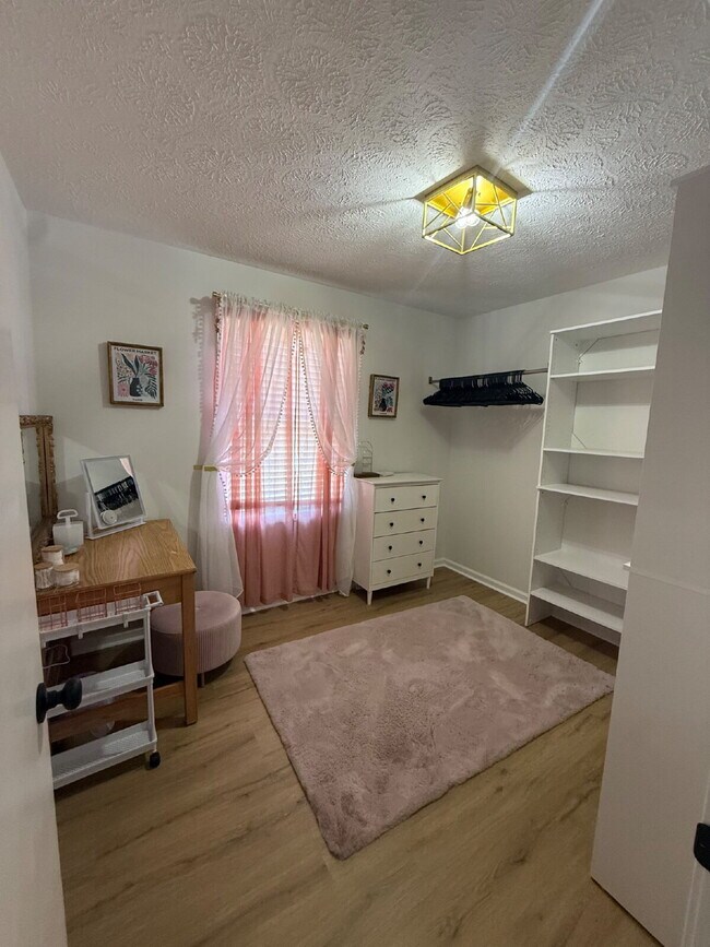 Building Photo - Furnished Home in Madison Heights available through October 31, 2026.