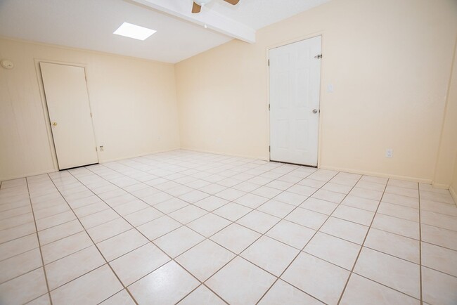 Building Photo - Spacious 3 Bedroom, 2 Bath Home with Updat...