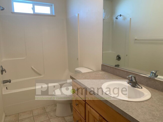 Building Photo - 3 Bed / 2 Bath Townhome w/ 2 Car Garage  -...