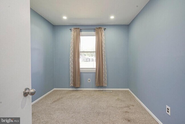 Building Photo - 1600 Holly Pkwy