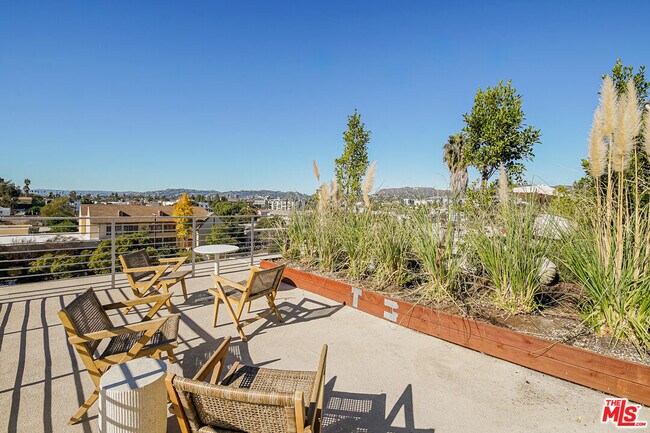 Building Photo - 611 N Virgil Ave