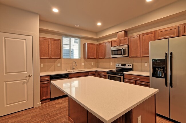 Building Photo - Available NOW! 4-Bedroom End-Unit Townhome Near Silver Lake