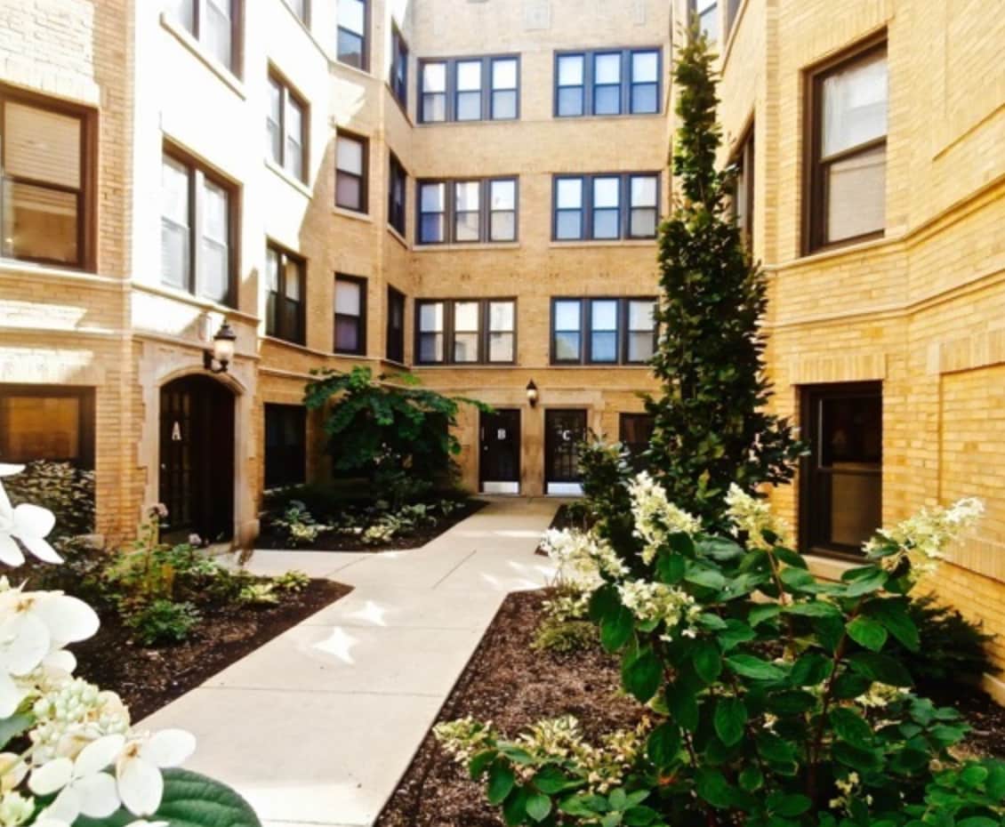 Building Courtyard - 2807 W Lawrence Ave