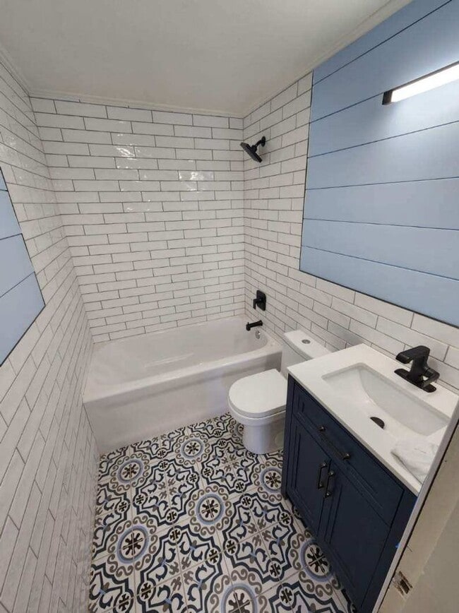 Building Photo - Cozy two bedroom one bath and Hancock scho...