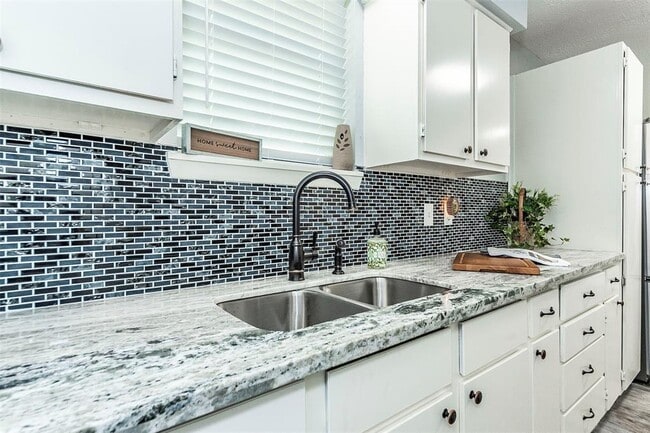 Building Photo - 405 Bellmar Ln
