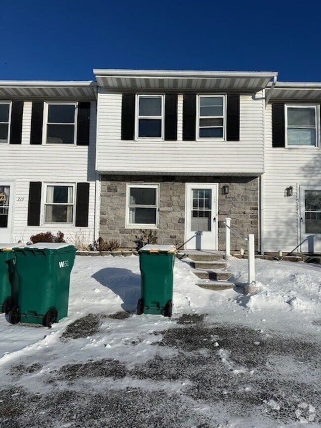 Building Photo - Welcome to this 2 Bedroom 1.5 Bath Townhom...