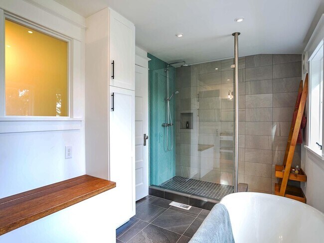 Building Photo - Beautiful NE Home Ready for Rent