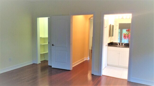 Building Photo - 1825 Bridgepointe Cir