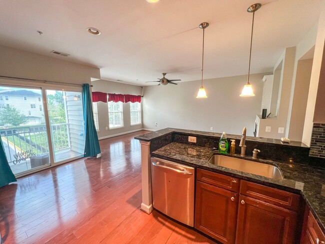 Building Photo - Lavish 3 Bed 2.5 Bath Brick Townhome In Ce...