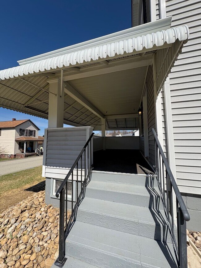 Building Photo - BEAUTIFULLY UPDATED 2 Bedroom / 1.5 Bath home in Penn Trafford School District