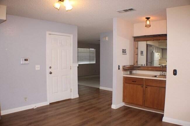 Building Photo - Stylish 3-Bedroom Home with Spacious Backyard & Modern Comforts